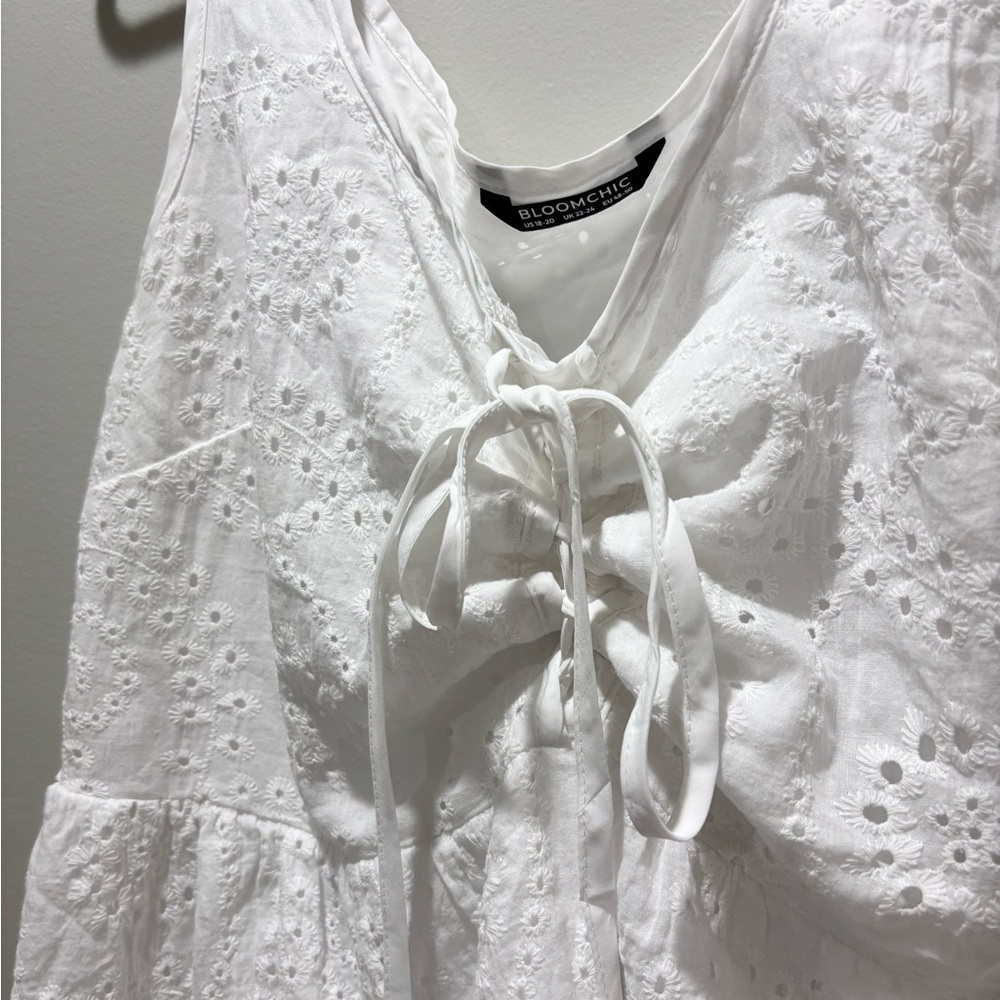 BLOOMCHIC Women’s White Floral Eyelet Sleeveless Peplum Lace Up Tie Top Sz 18-20 - Picture 4 of 6